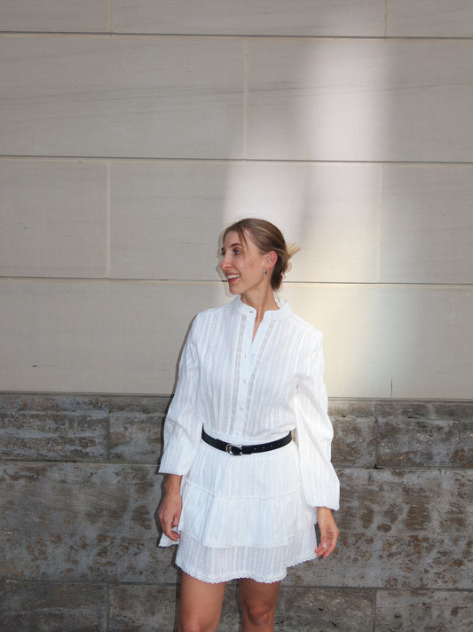 celincarolin Modell trägt die Valea Bluse White mit langen Ärmeln, feinen Spitzendetails und einer Knopfleiste – eleganter Alltagslook für Frühling und Sommer