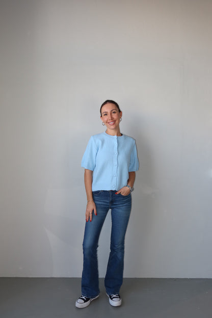celincarolin button up knit in der Farbe sky Vorderansicht