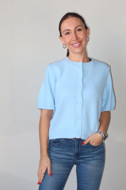 celincarolin button up knit in der Farbe sky Vorderansicht Nahaufnahme