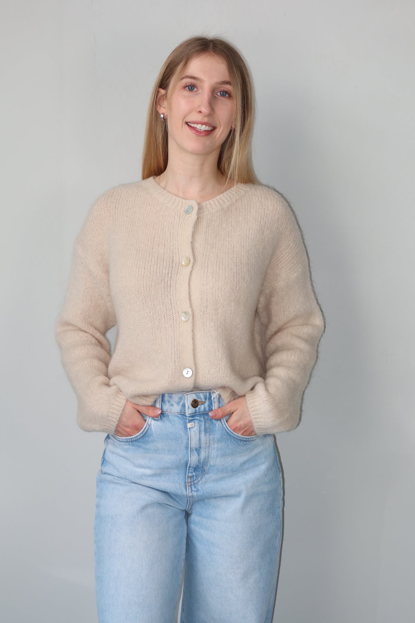 celincarolin cloud cardigan almond cream Vorderansicht Nahaufnahme 