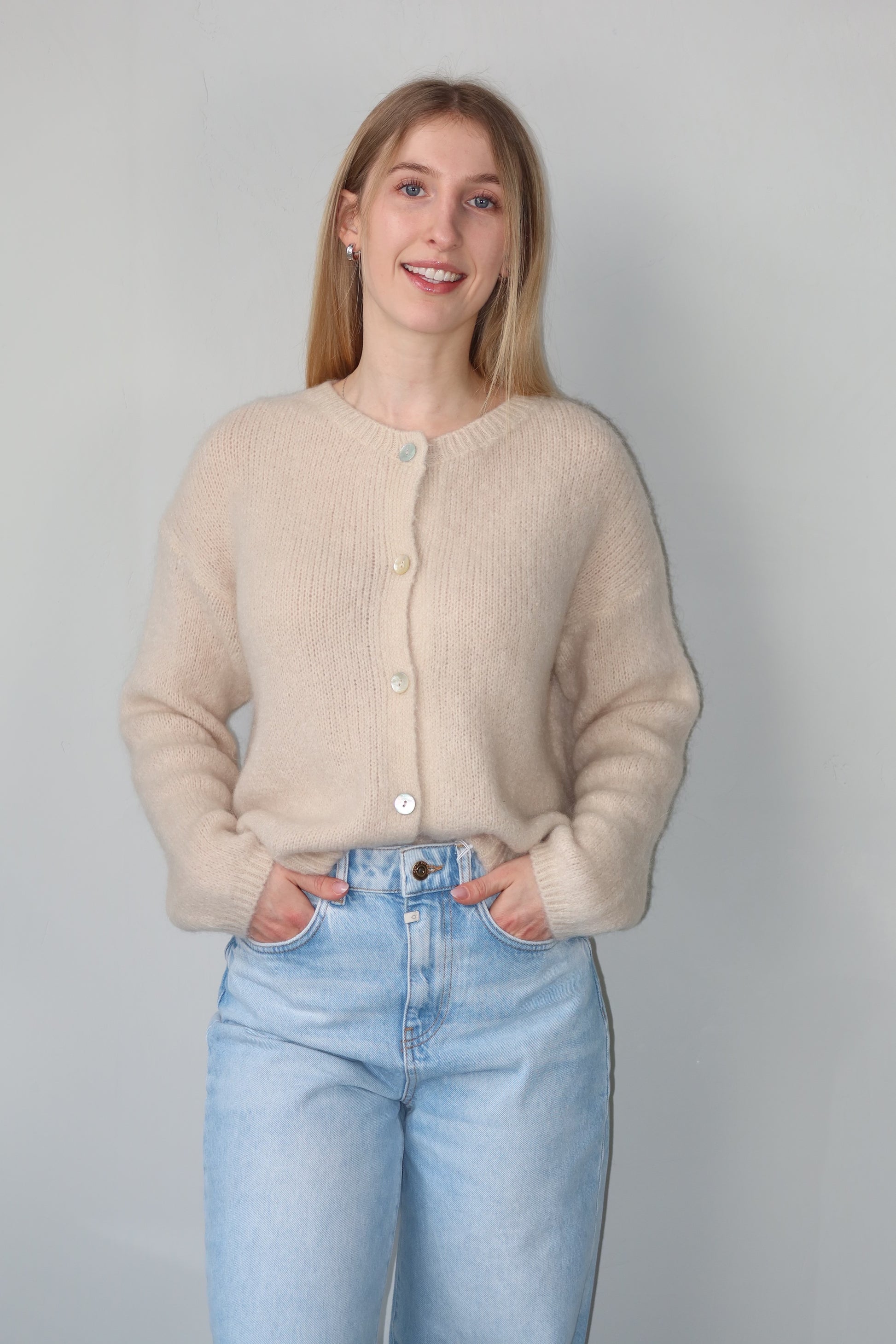 celincarolin cloud cardigan almond cream Vorderansicht Nahaufnahme 