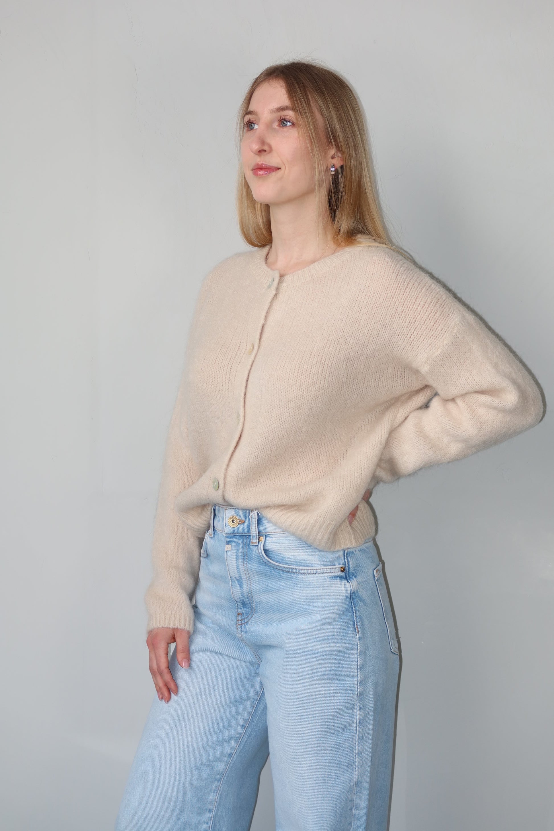celincarolin cloud cardigan almond cream seitenansicht