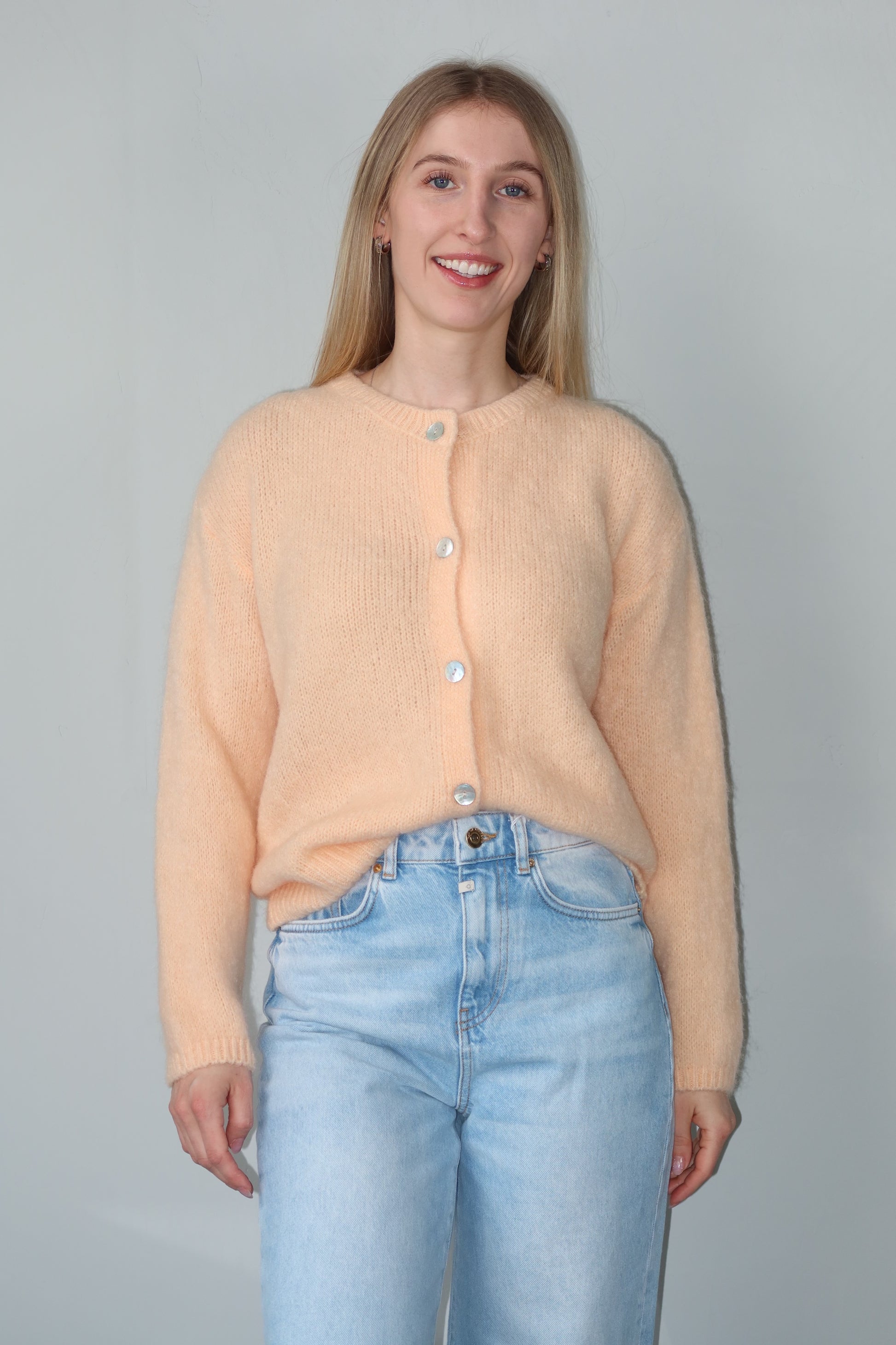 celincarolin cloud cardigan peach sorbet Vorderansicht Nahaufnahme 