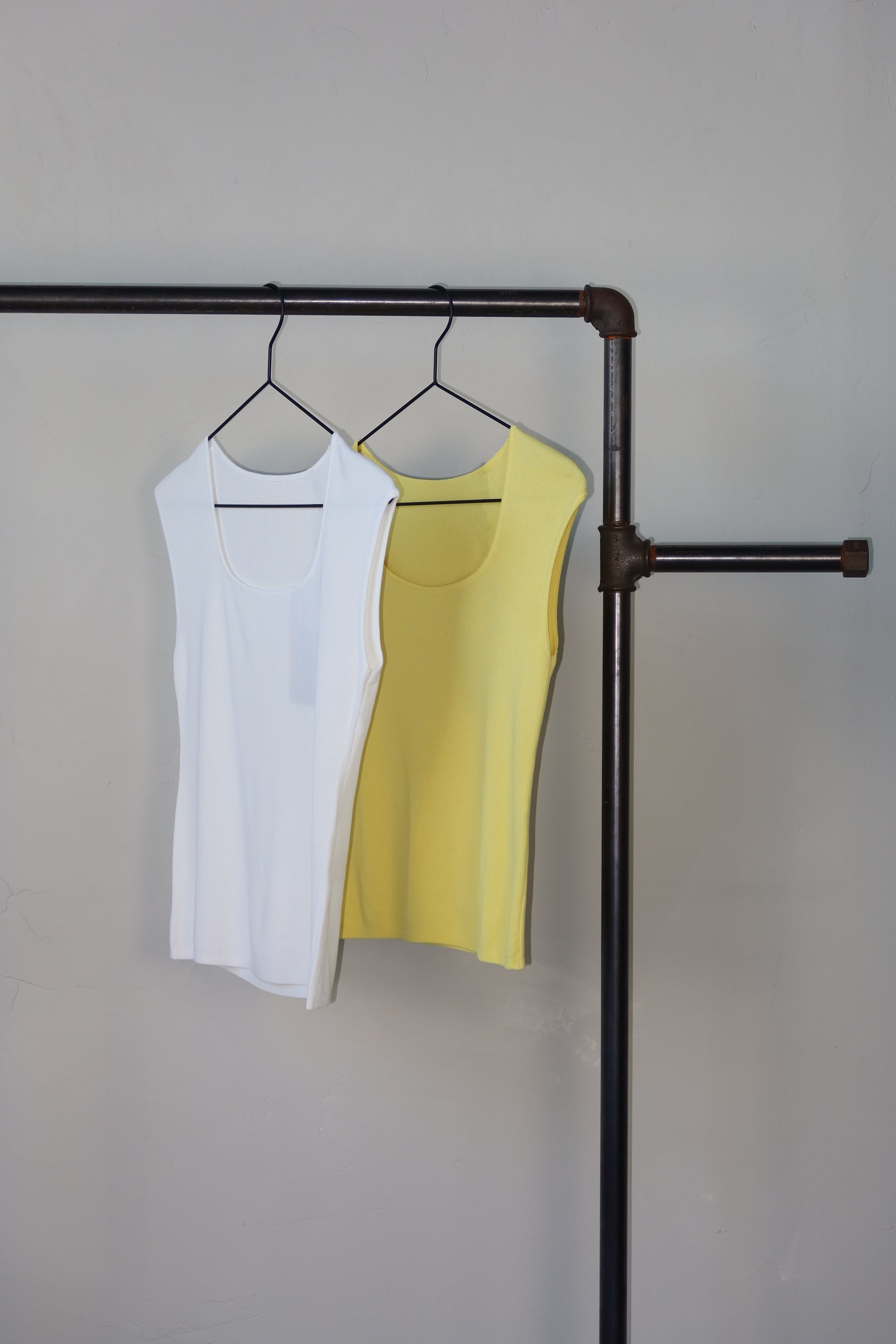celincarolin rivera knit tee pure cloud an der Stange mit einer weiteren Farbe