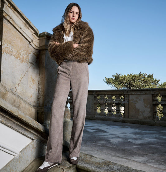Chiara Hose – Wide Leg – Cord – Farbe Oxide Brown – getragen im Outdoor-Look mit Kunstfelljacke