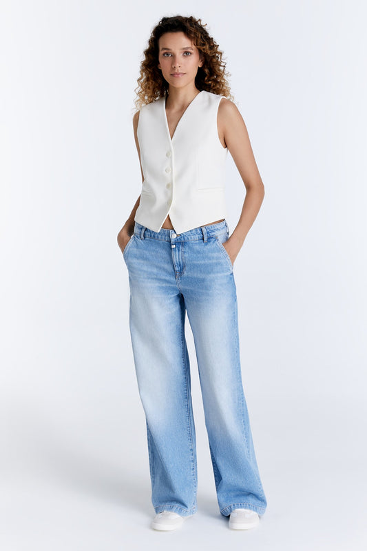 Frontansicht der COJ Maxine Wide Leg Jeans in Light Blue, kombiniert mit einem klassischen weißen Top.