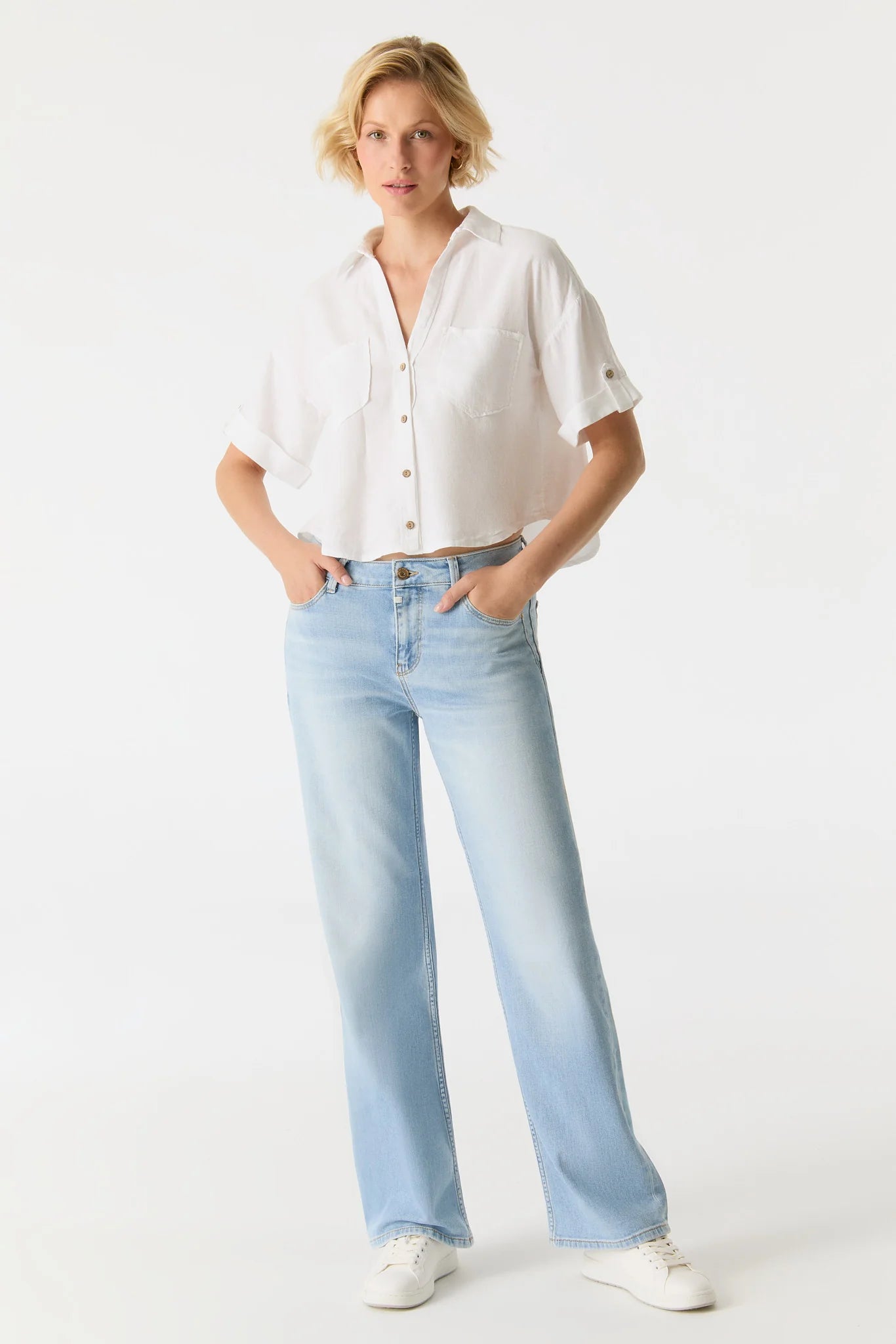 COJ Nova - Low Waist Wide Leg - Light Blue Jeans in Hellblau, Frontansicht mit weiter Beinform und niedrigem Bund