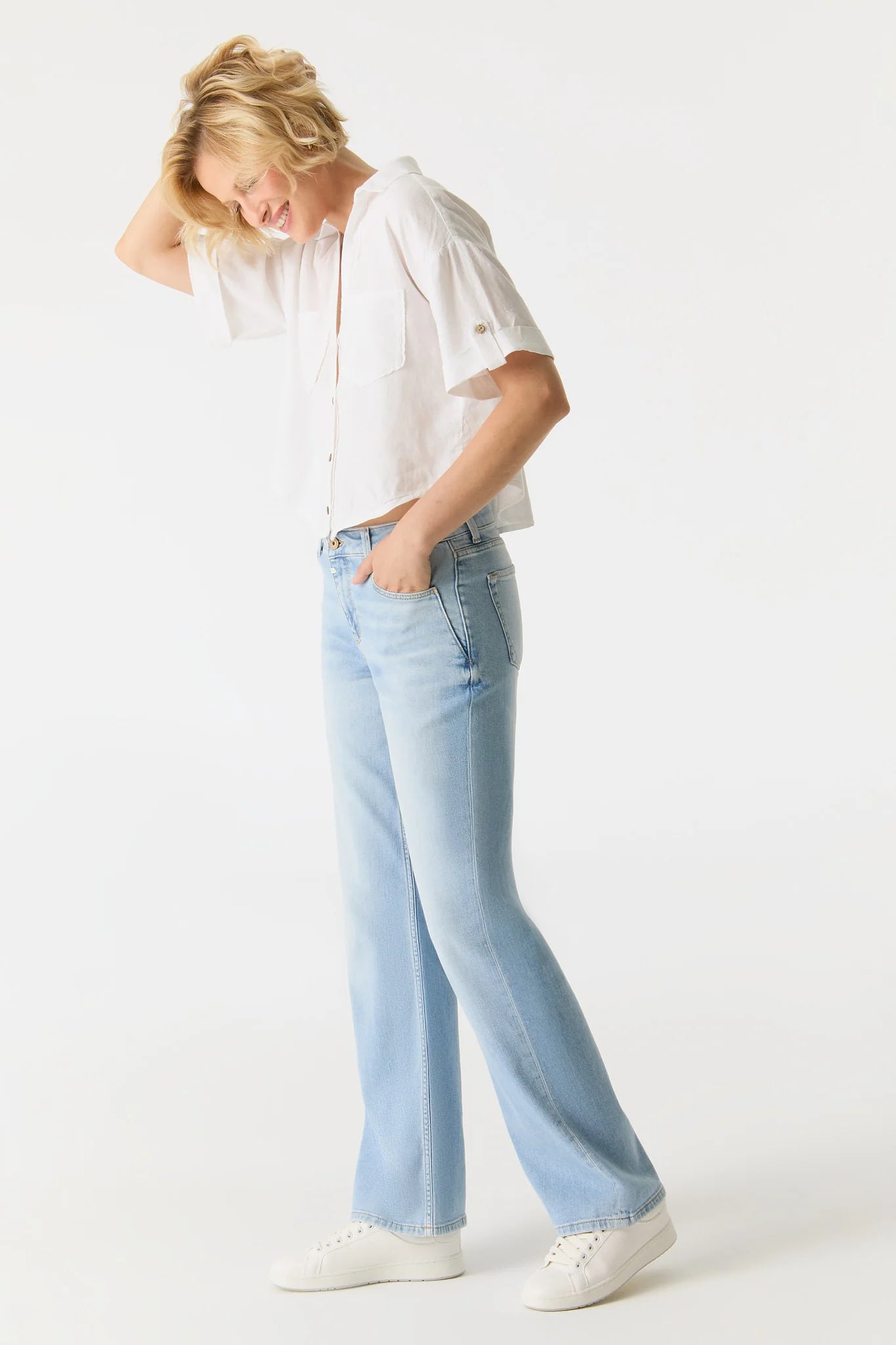 COJ Nova - Low Waist Wide Leg - Light Blue Damenjeans, Seitenansicht mit weiter Passform und modernem Low-Waist-Schnitt
