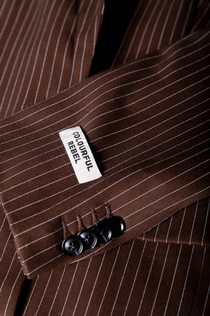 Nahaufnahme vom Ärmel des Colourful Rebel Jesra Pinstripe Blazer - Brown mit Knöpfen und Markenetikett