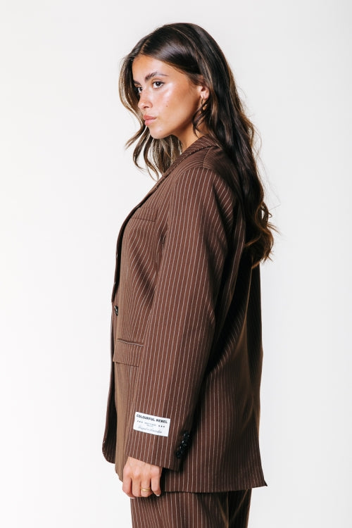 Seitenansicht des Colourful Rebel Jesra Pinstripe Blazer - Brown mit feinen Nadelstreifen