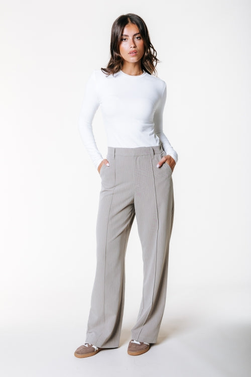 Frontansicht der Colourful Rebel Rus Pinstripe Straight Pants - Beige, gerade geschnittene Anzughose mit dezentem Nadelstreifen-Muster und Seitentaschen.
