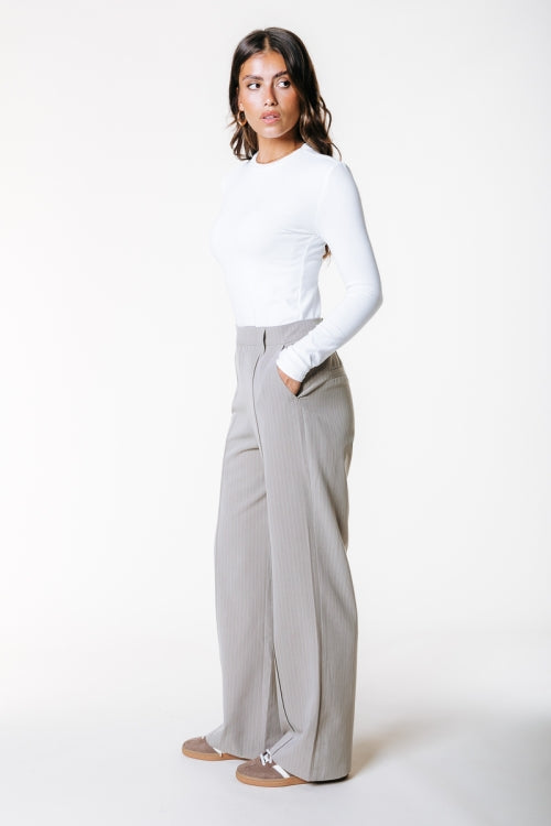 Seitenansicht der Colourful Rebel Rus Pinstripe Straight Pants - Beige mit eleganter Passform und leichtem Fall.