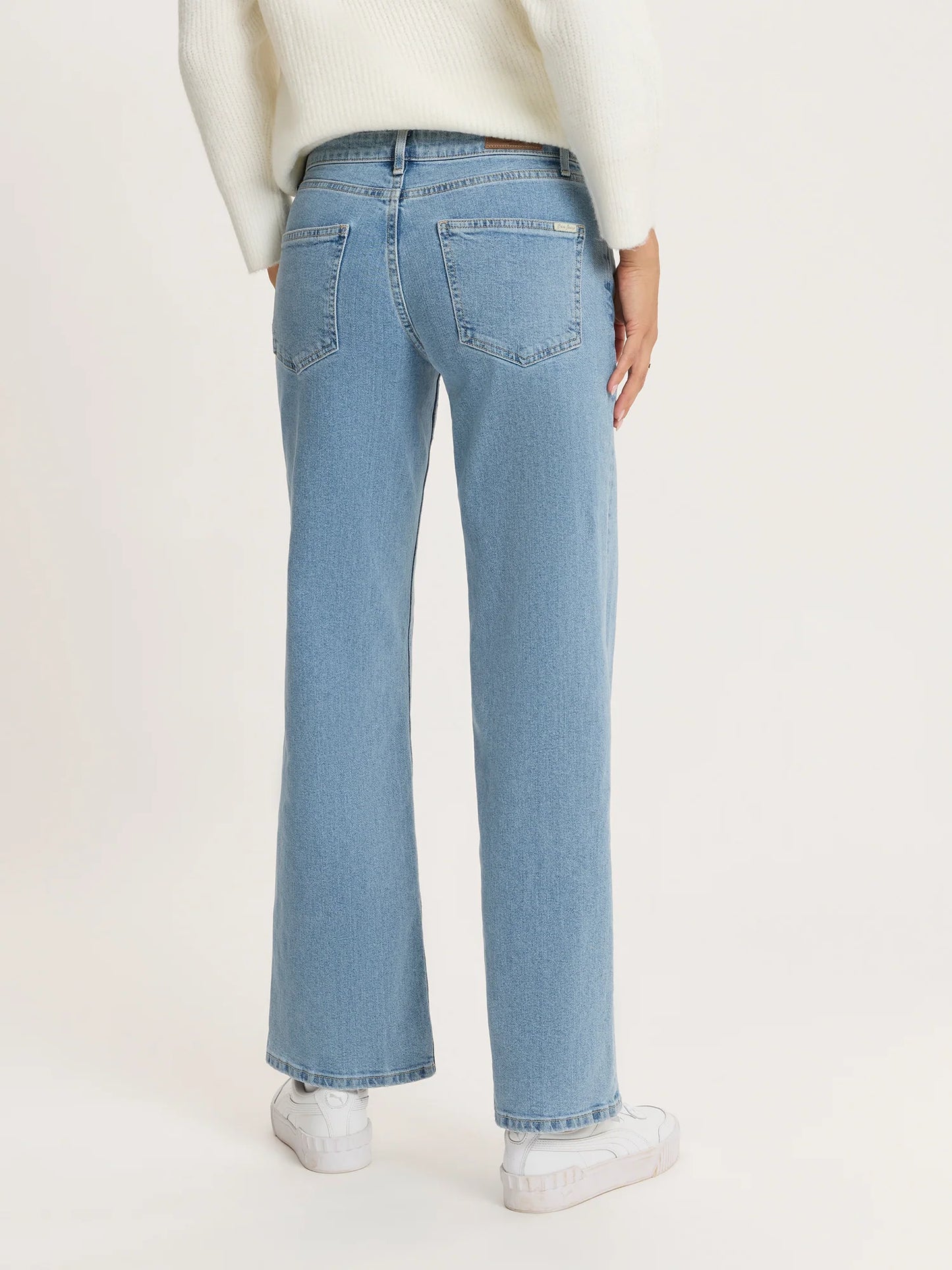 Cross Jeans P541 Low Waist Wide Leg Hellblau – Rückansicht der Jeans mit geradem, weitem Schnitt und klassischen Gesäßtaschen.