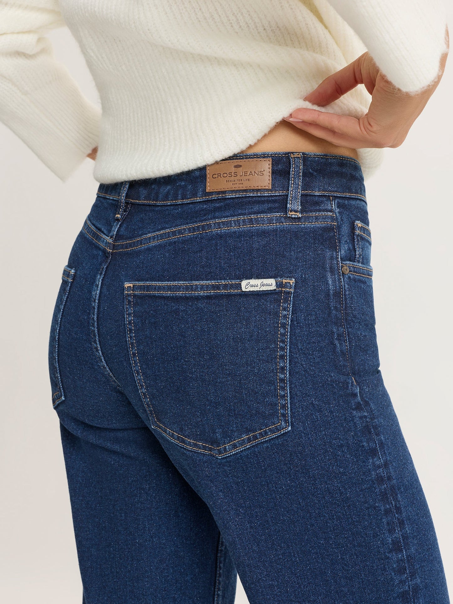 Detailaufnahme der Cross P541 – Low Waist Wide Leg – Dunkelblau Jeans mit Logo-Patch und Gesäßtaschen