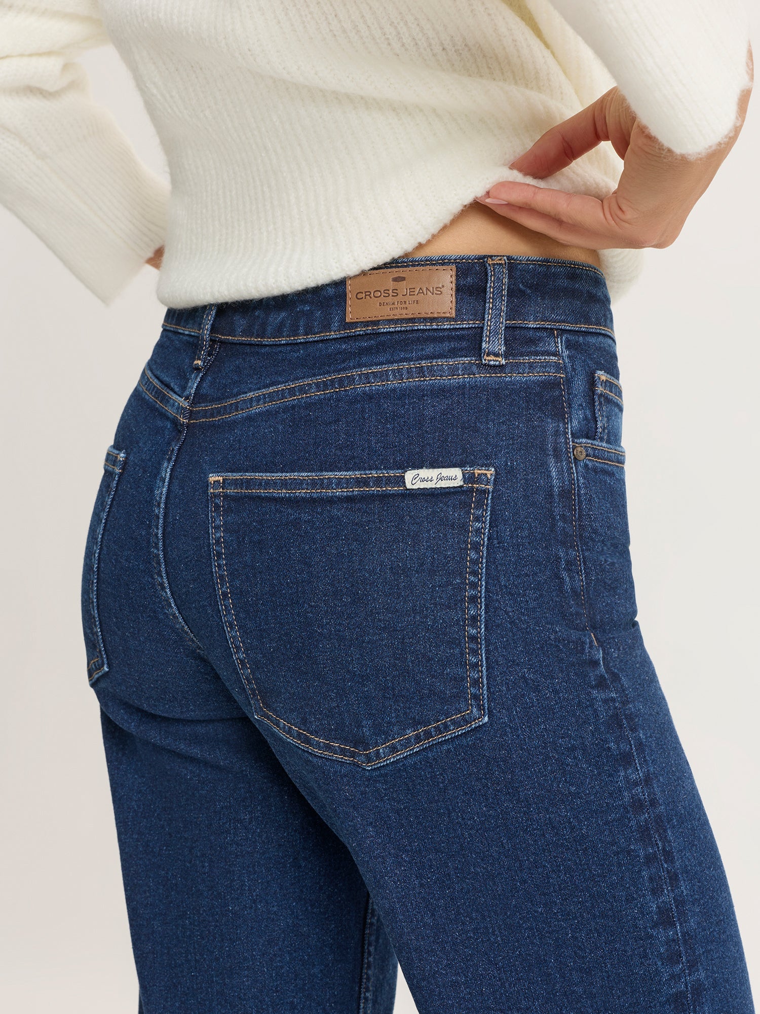 Detailaufnahme der Cross P541 – Low Waist Wide Leg – Dunkelblau Jeans mit Logo-Patch und Gesäßtaschen