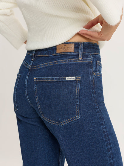 Detailaufnahme der Cross P541 – Low Waist Wide Leg – Dunkelblau Jeans mit Logo-Patch und Gesäßtaschen