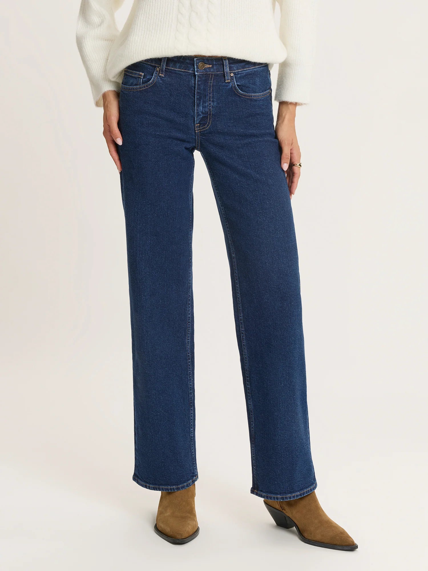 Frau trägt die Cross P541 – Low Waist Wide Leg – Dunkelblau Jeans, Frontansicht mit geradem, weitem Bein