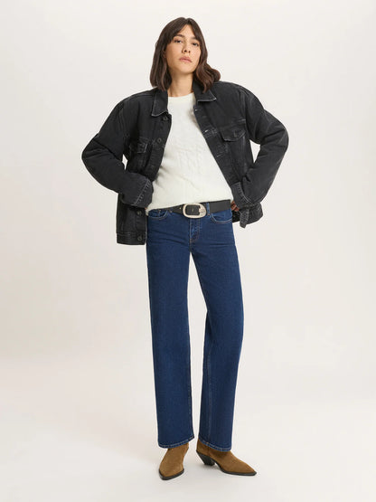 Outfit mit Cross P541 – Low Waist Wide Leg – Dunkelblau Jeans, kombiniert mit weißem Pullover und schwarzer Jeansjacke