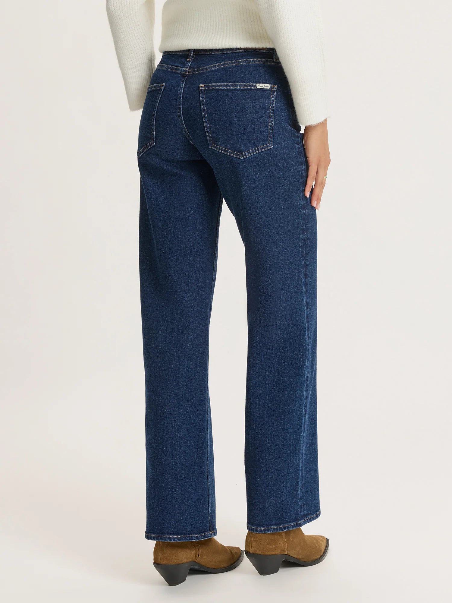 Rückansicht der Cross P541 – Low Waist Wide Leg – Dunkelblau Jeans mit geradem Bein und klassischem Taschen-Design