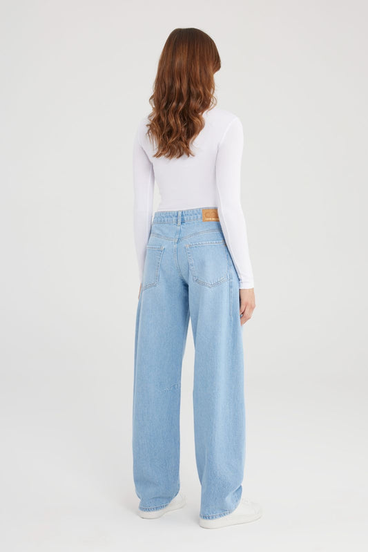 Cup Of Joe Clara - Mid Waist Barrel - Light Blue Jeans Rückansicht mit weitem Bein und lässiger Passform
