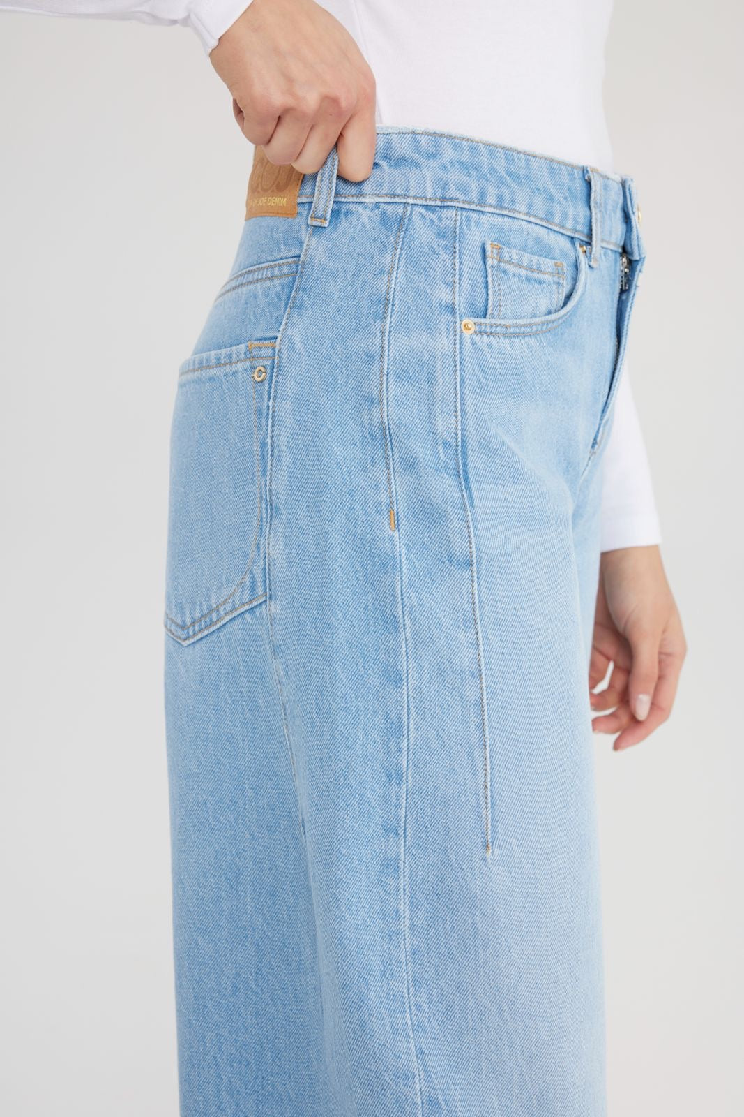 Cup Of Joe Clara - Mid Waist Barrel - Light Blue Jeans Detailansicht mit Gesäßtasche und Denimstruktur