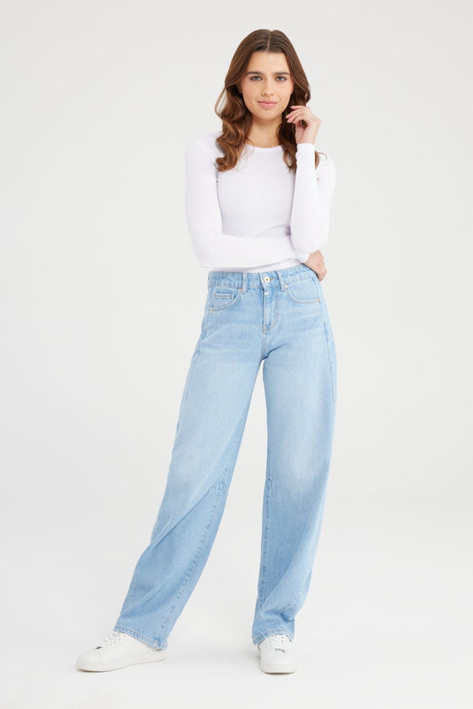 Cup Of Joe Clara - Mid Waist Barrel - Light Blue Jeans Vorderansicht mit modernem Barrel Fit und mittlerer Bundhöhe
