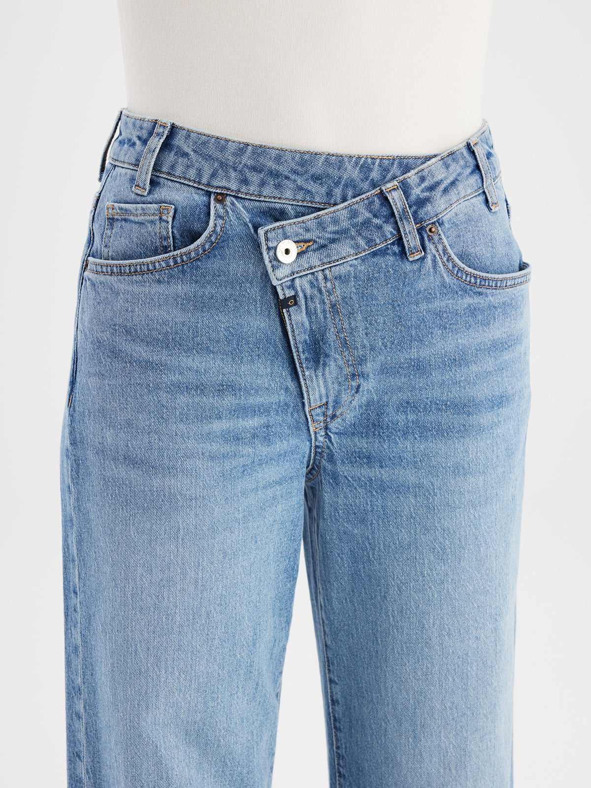 Cup of Joe Cora Mid Waist Wide Leg Damenjeans Medium Blue mit asymmetrischem Bund und Knopfverschluss im Detail