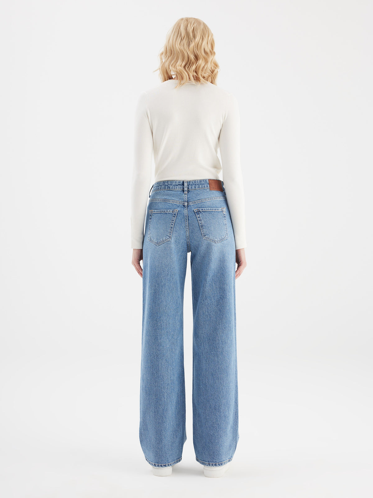 Cup of Joe Cora Mid Waist Wide Leg Damenjeans Medium Blue mit weitem Bein und Gesäßtaschen in Rückansicht