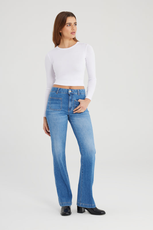 Cup Of Joe Diana Bootcut Jeans in Medium Blue – Seitenansicht mit femininer Passform und ausgestelltem Bein
