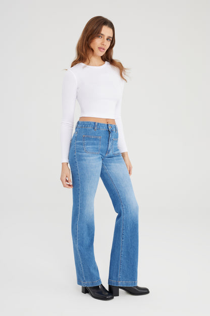 Cup Of Joe Diana Bootcut Jeans in Medium Blue – Vorderansicht der Damenjeans mit geradem Schnitt