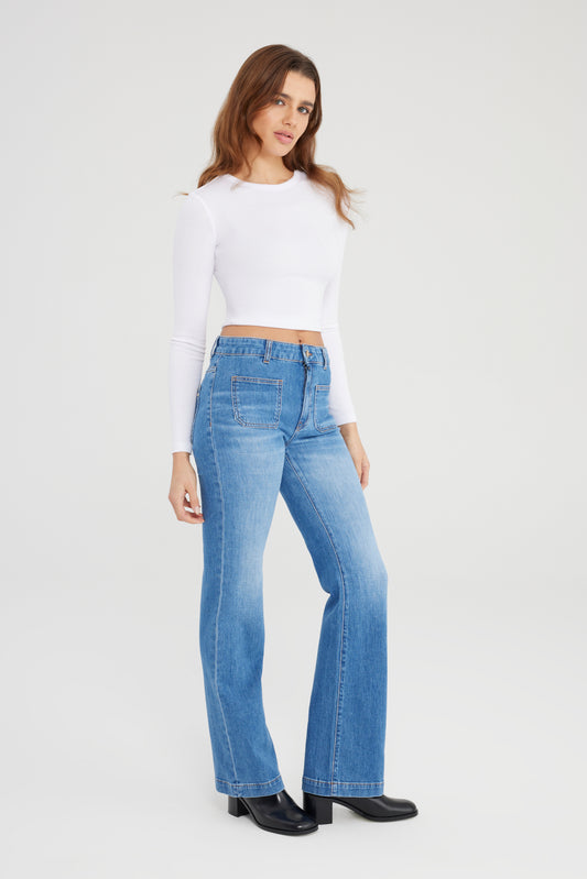 Cup Of Joe Diana Bootcut Jeans in Medium Blue – Vorderansicht der Damenjeans mit geradem Schnitt