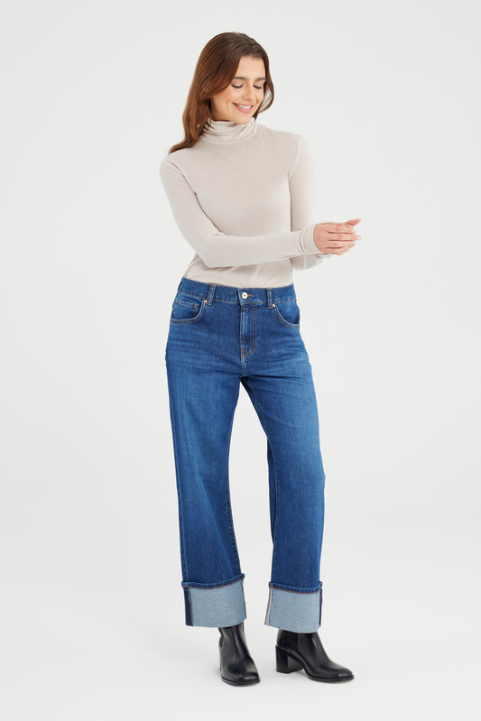 Cup Of Joe Ruby - Straight - Astra Blue Jeans in Seitenansicht, mit breitem Turn-Up-Saum und klassischem 5-Pocket-Stil – stilvolle Damenjeans im Regular Fit.