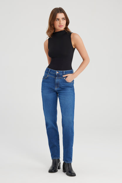 Modell trägt Cup Of Joe Victoria Boyfriend Jeans in Astra Blue – Frontansicht