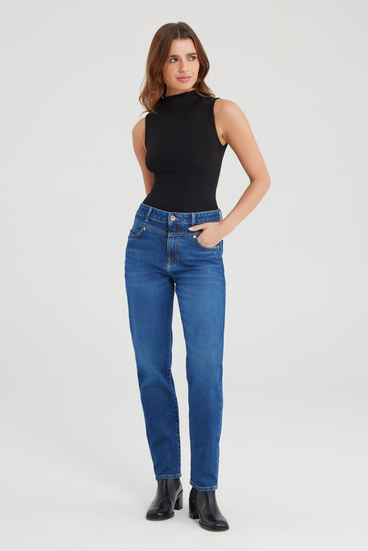 Modell trägt Cup Of Joe Victoria Boyfriend Jeans in Astra Blue – Frontansicht
