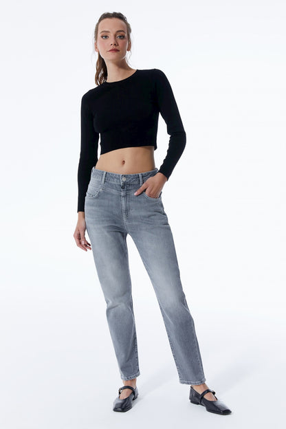 Cup of Joe Victoria Boyfriend Grey VT – Vorderansicht der grauen Boyfriend-Jeans mit legerer Passform und lässigem Look, kombiniert mit schwarzem Cropped Pullover.