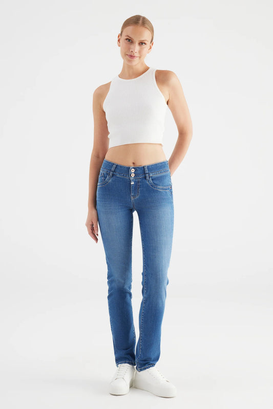 cup of joe Juliet - High Waist Slim - Medium Blue Jeans in Frontansicht mit figurbetonter Passform, High-Waist-Bund und schmal geschnittenem Bein in mittelblauer Waschung.