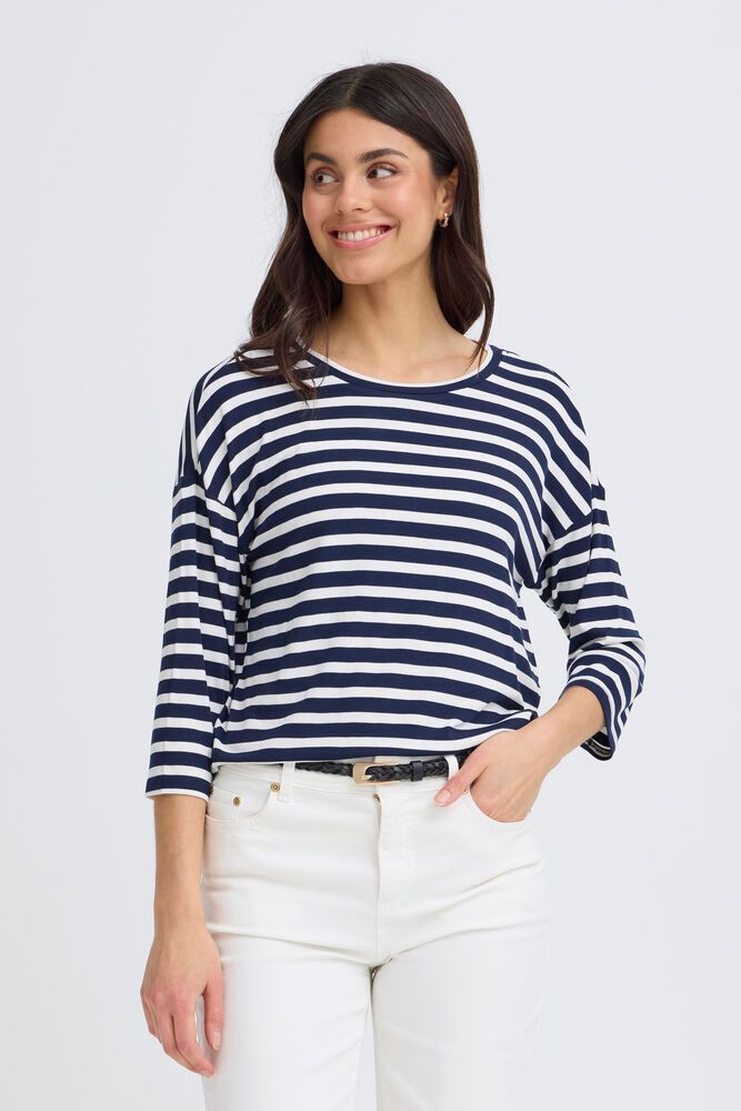 Vorderansicht des Fransa Cano Tee - Navy Stripe Damen Shirts mit Rundhalsausschnitt und klassischem Streifen-Design.