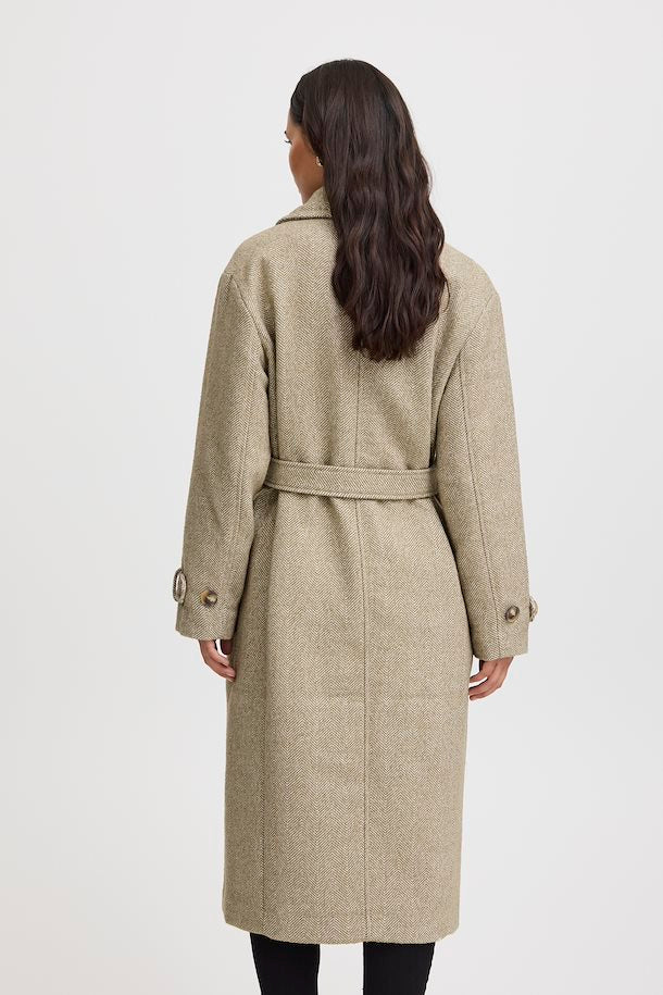 Rückansicht des Fransa Malika Coats in Silver Mink Mix mit Bindegürtel und klassischem Schnitt.