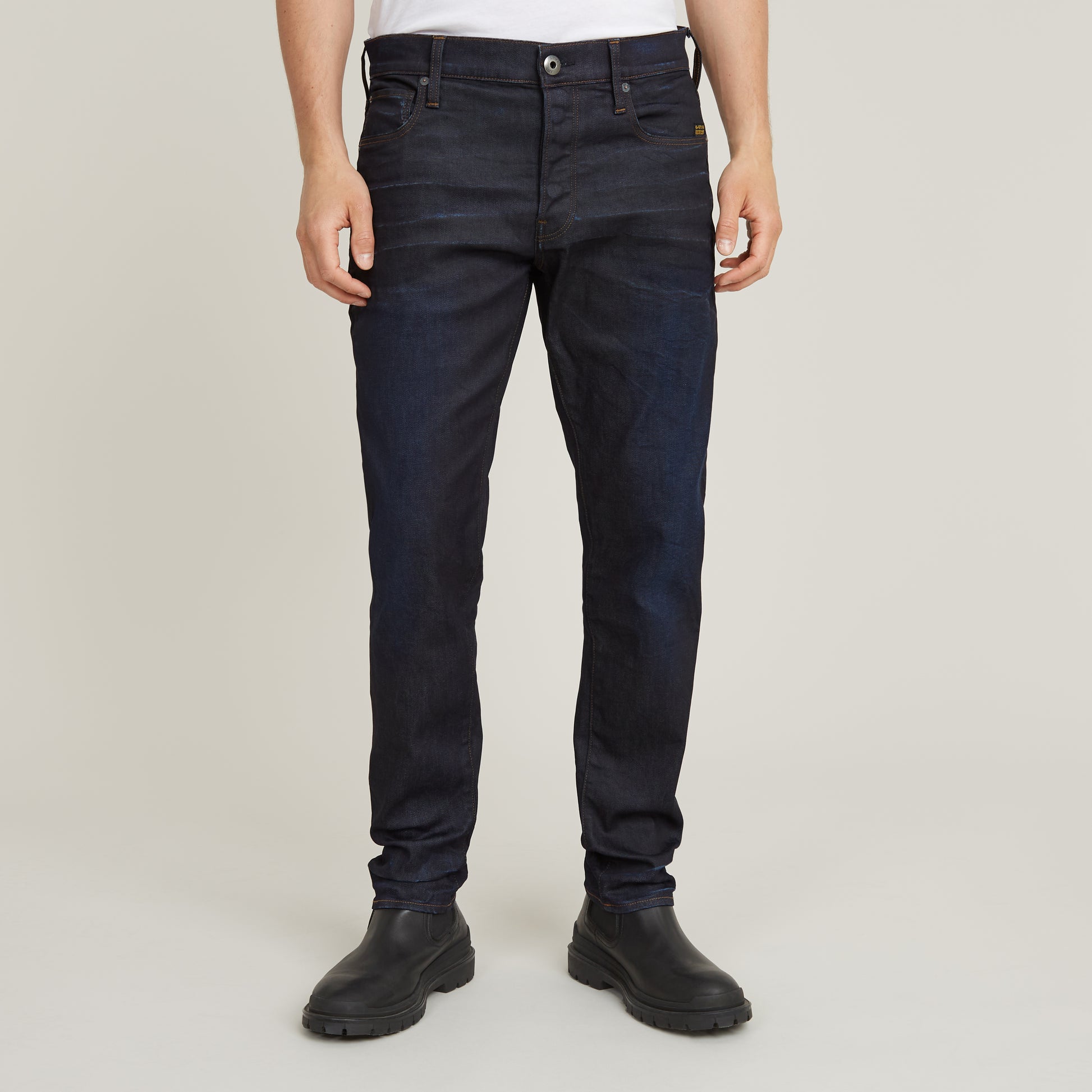 Nahaufnahme der G-Star 3301 Regular Tapered Dark Aged Jeans, Vorderansicht.