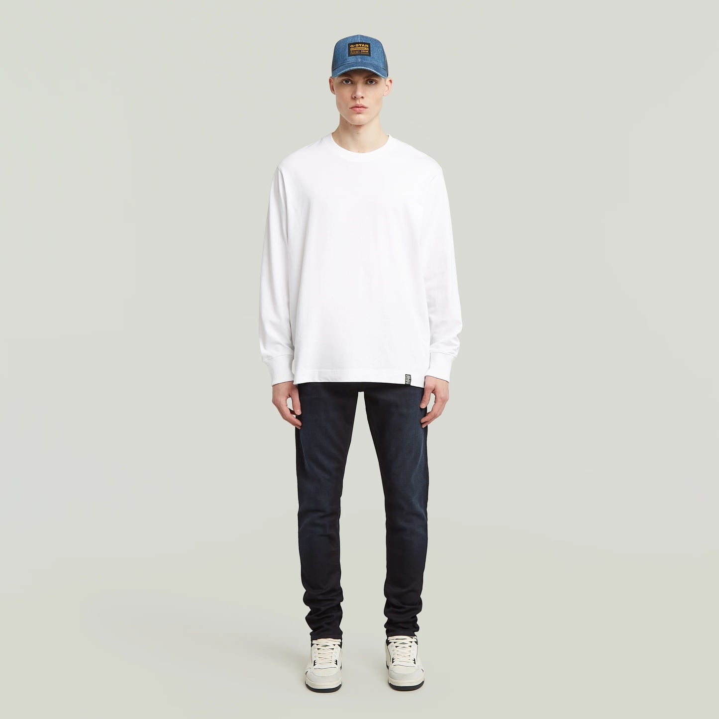 G-Star 3301 - Slim - Dark Aged Jeans in kompletter Outfitansicht von vorne getragen