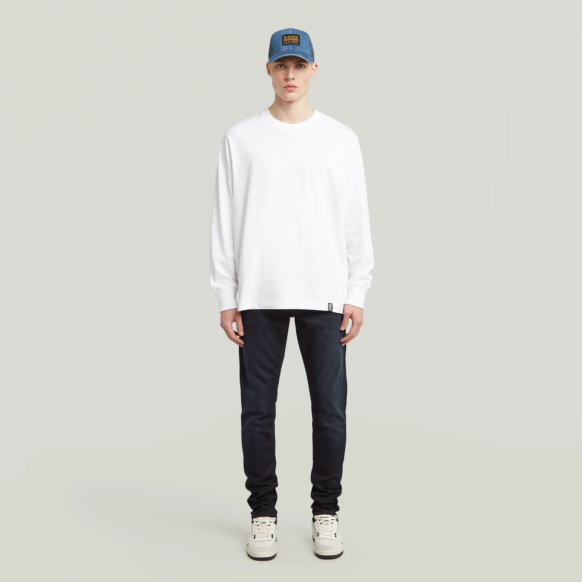 G-Star 3301 - Slim - Dark Aged Jeans in kompletter Outfitansicht von vorne getragen