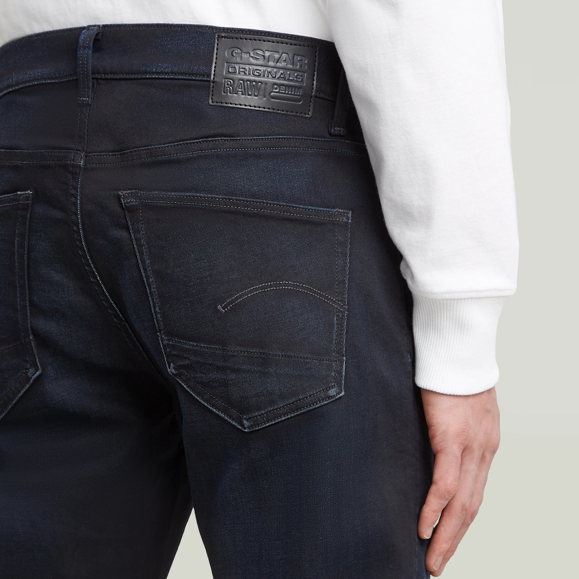 G-Star 3301 - Slim - Dark Aged Jeans mit Detailansicht des Gesäßtaschen-Logopatchs