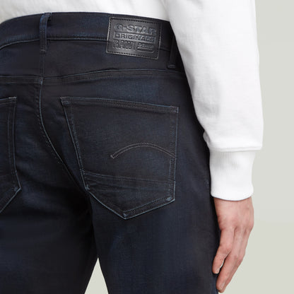 G-Star 3301 - Slim - Dark Aged Jeans mit Detailansicht des Gesäßtaschen-Logopatchs