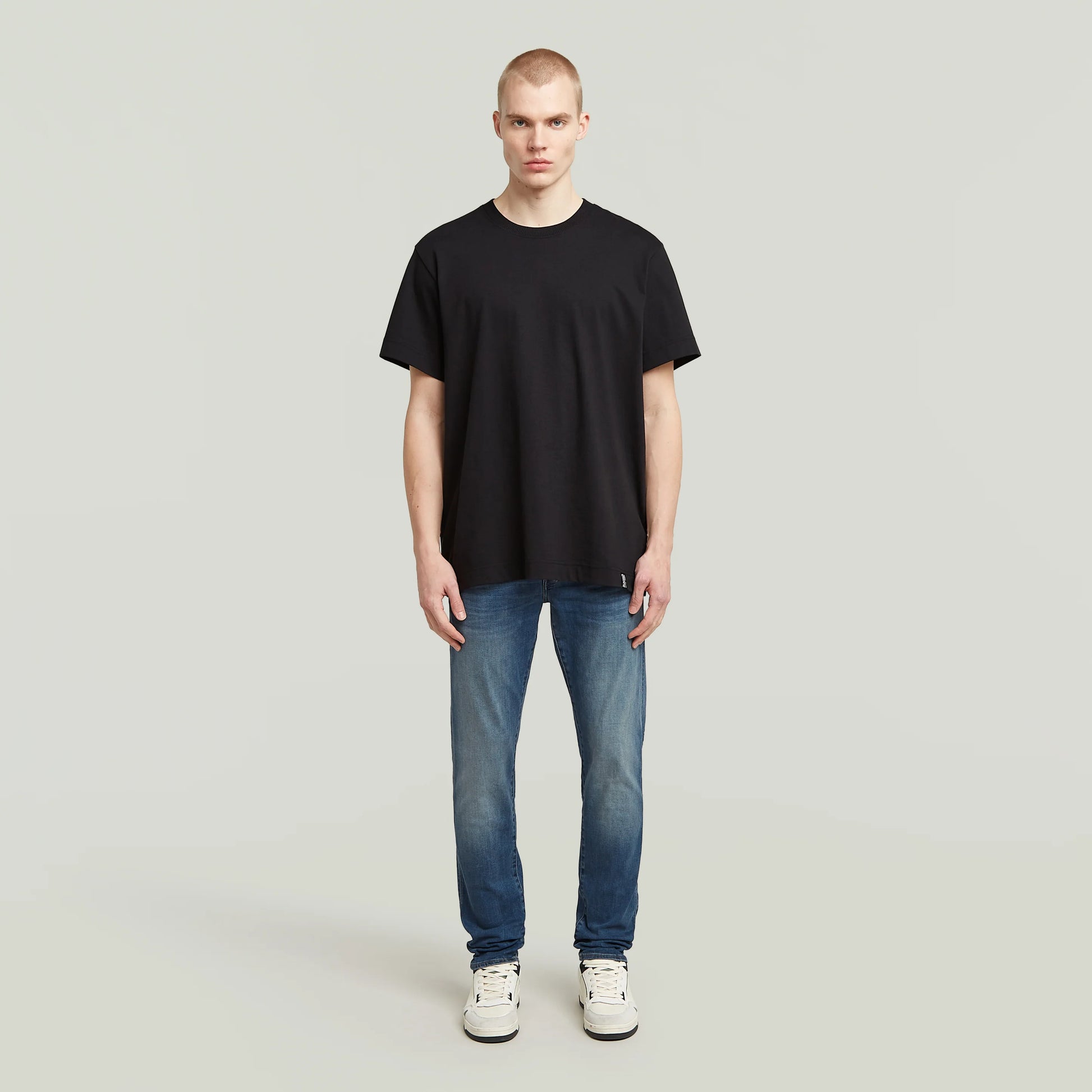 G-Star 3301 Slim Jeans Vintage Medium Aged – Komplettansicht am Model für einen modernen Streetwear-Look.