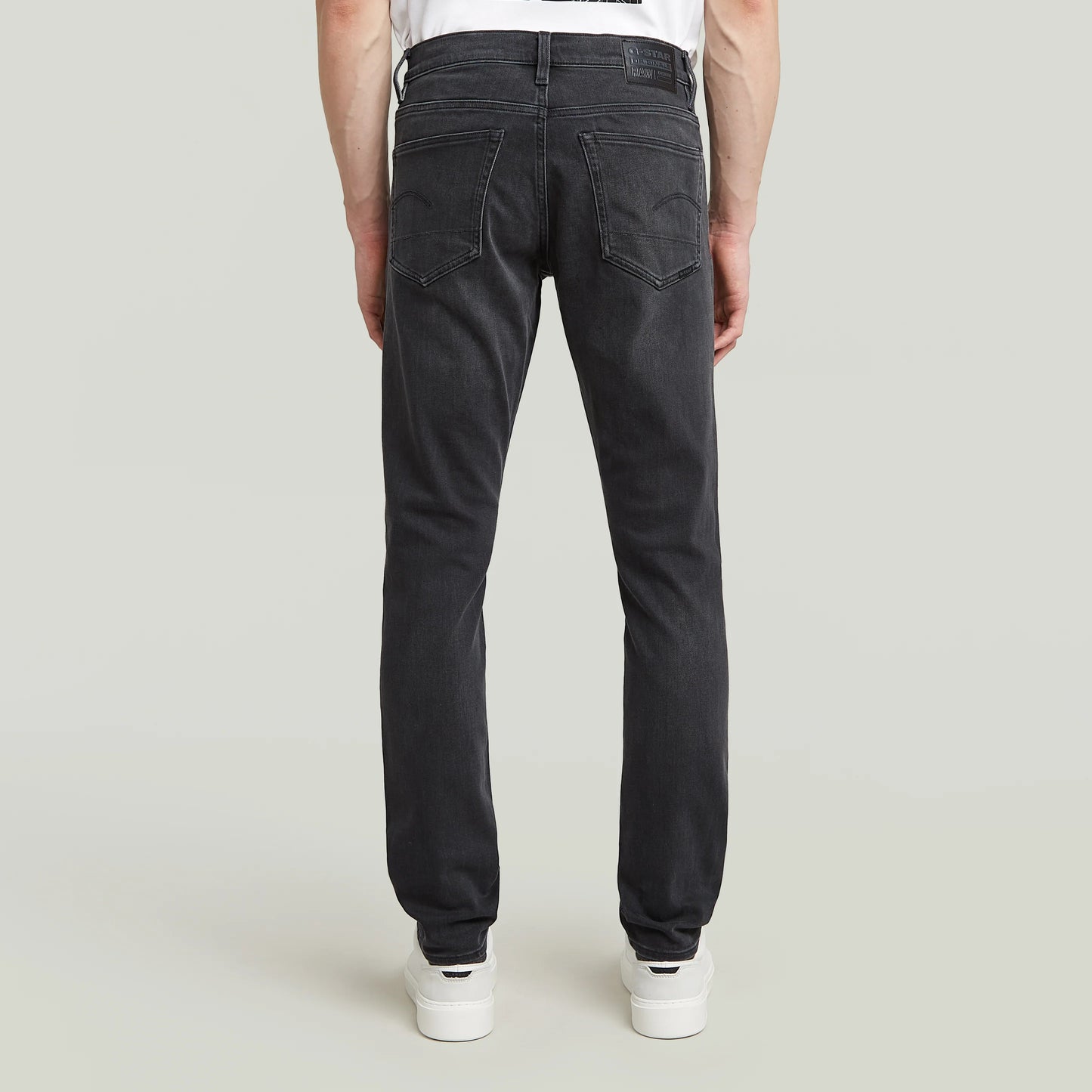Rückansicht der G-Star 3301 Slim Jeans in Antic Charcoal getragen von einem Model
