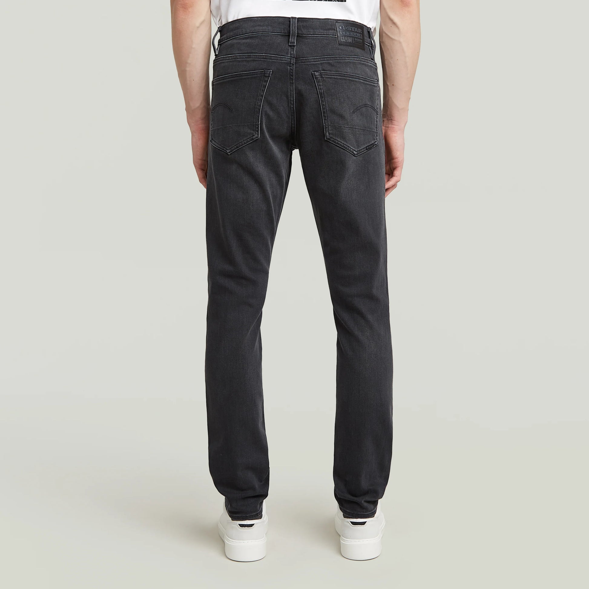 Rückansicht der G-Star 3301 Slim Jeans in Antic Charcoal getragen von einem Model