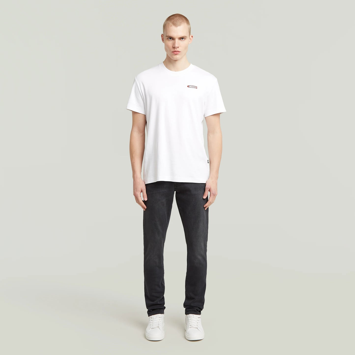 G-Star 3301 Slim Jeans in Antic Charcoal in kompletter Ansicht am Model mit weißem Shirt