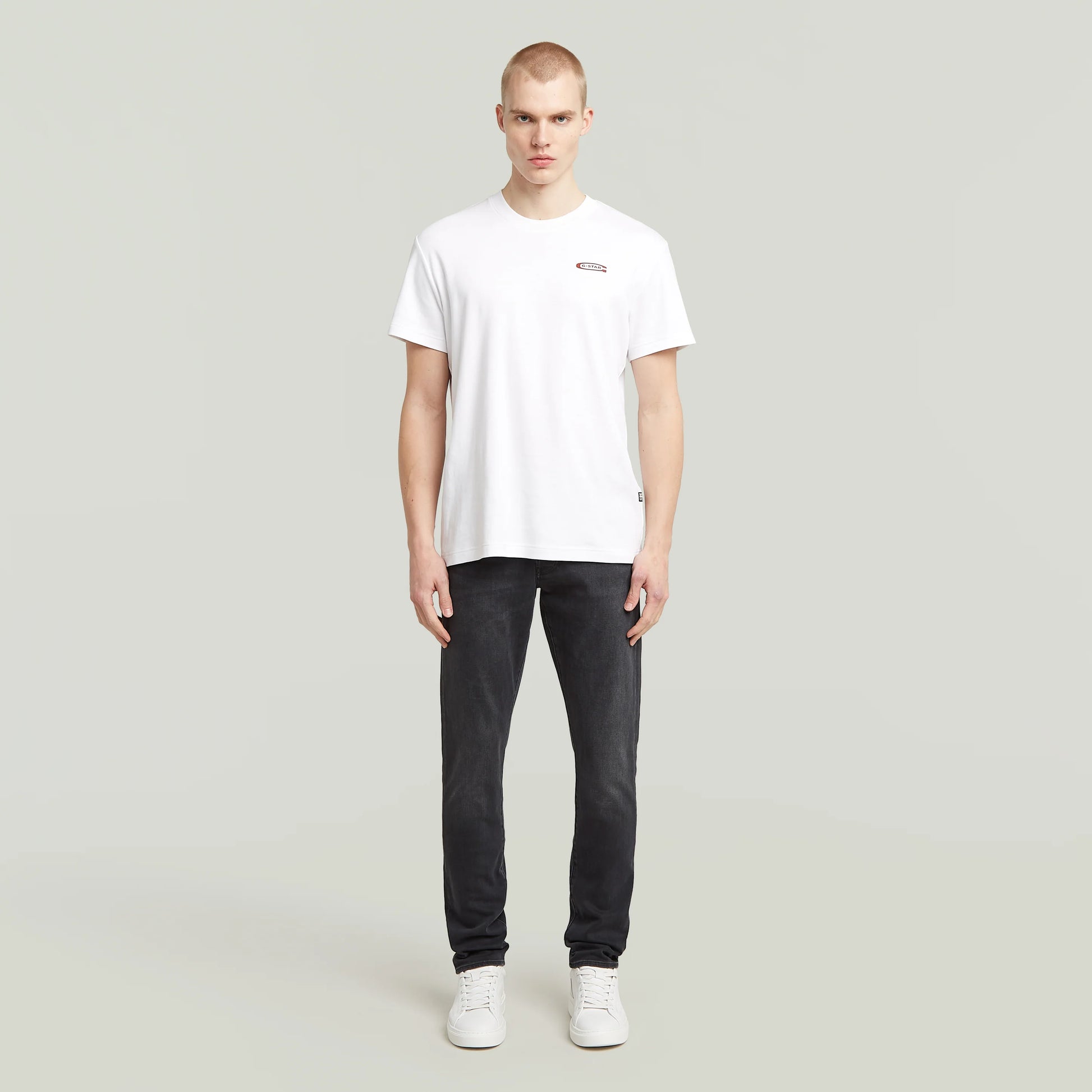 G-Star 3301 Slim Jeans in Antic Charcoal in kompletter Ansicht am Model mit weißem Shirt