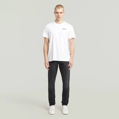 G-Star 3301 Slim Jeans in Antic Charcoal in kompletter Ansicht am Model mit weißem Shirt