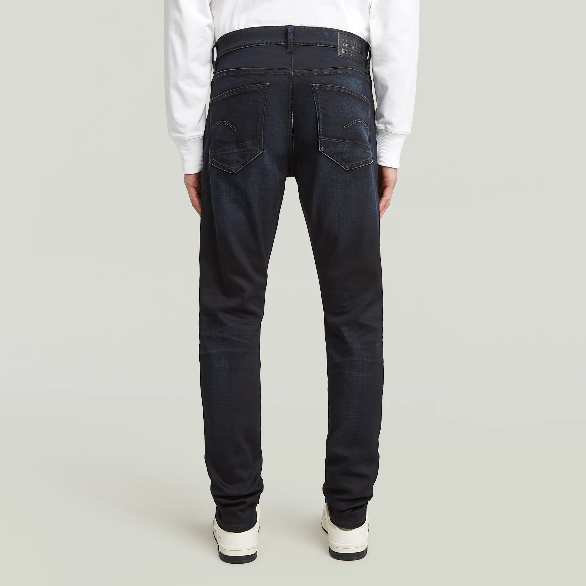 G-Star 3301 - Slim - Dark Aged Jeans in Rückenansicht komplett getragen